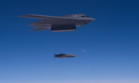 Ｂ－２爆撃機が「ＧＢＵ－５７」を投下する場面　［ホワイトマン空軍基地第５０９爆撃団広報映像　キャプチャー＝聯合ニュース］