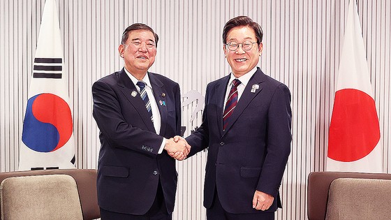 李在明（イ・ジェミョン）大統領が１７日（現地時間）、カナダ・アルバータ州カナナスキスＧ７サミット場所で開かれた韓日首脳会談で石破茂首相と握手しながら記念撮影をしている。　大統領室写真取材団