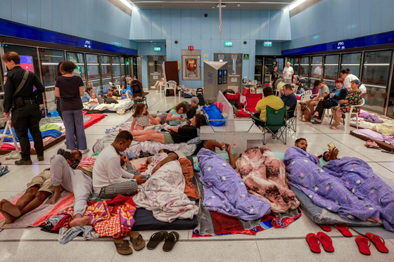 地下鉄の駅構内に避難したイスラエル住民たち。［写真　ＡＦＰ＝聯合ニュース］