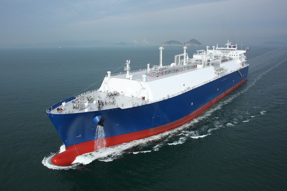 サムスン重工業が製作した液化天然ガス（ＬＮＧ）運搬船が航海する姿。［写真　サムスン重工業］