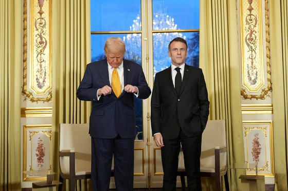フランスのエマニュエル・マクロン大統領（右）が昨年１２月７日（現地時間）、パリのエリゼ宮殿でドナルド・トランプ大統領と一緒にポーズを取っている。［写真　ＡＰ＝聯合ニュース］