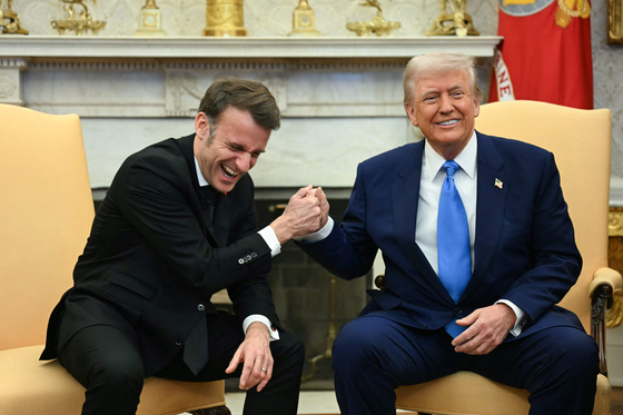 トランプ米大統領とマクロン仏大統領［写真　ＡＦＰ＝聯合ニュース］