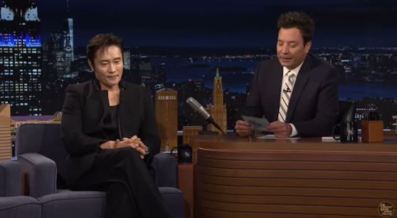 米国の人気テレビトークショーに出演したイ・ビョンホン。　［ジミー・ファロンショーのユーチューブ　キャプチャー］