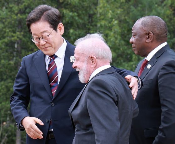 韓国の李在明（イ・ジェミョン）大統領が１７日（現地時間）、カナダ・アルバータ州カナナスキスの主要７カ国首脳会談（Ｇ７サミット）会場で団体記念撮影を終えた後、ブラジルのルーラ・ダシルバ大統領大統領（右側）と共に退場している。キム・ヒョンドン記者