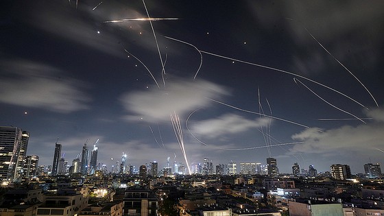 １８日、イスラエルのテルアビブに飛来したイランの弾道ミサイルをイスラエルの防空網が迎撃している。［写真　ＡＰ＝聯合ニュース］