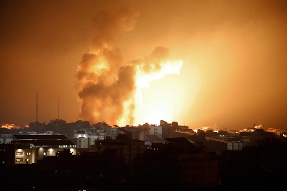 パレスチナの武装組織ハマスの奇襲攻撃に対抗してイスラエル空軍が爆撃を加え、２０２３年１０月８日（現地時間）、ガザ地区で炎と煙が立ち上っている。　［ＡＦＰ＝聯合ニュース］