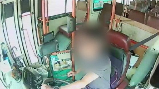 市内バスを盗んで逃げる男性。［写真　忠清北道警察署］