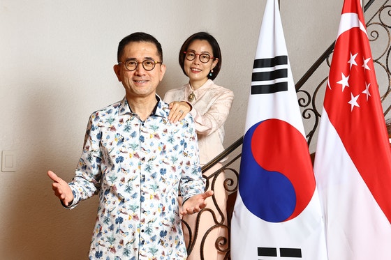 エリック・テオ大使と韓国出身の夫人キム・ミンジェさんがソウル城北区城北洞の駐韓シンガポール大使官邸で写真撮影に応じた。　キム・ジョンホ記者