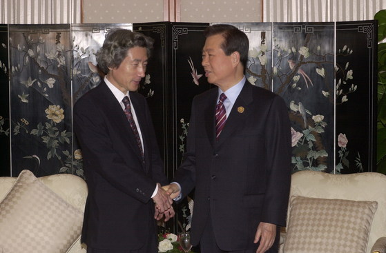 金大中大統領と小泉純一郎首相が２００１年１０月２０日に中国の上海で開かれたアジア太平洋経済協力会議（ＡＰＥＣ）首脳会談で会っている。［写真　青瓦台写真記者団］