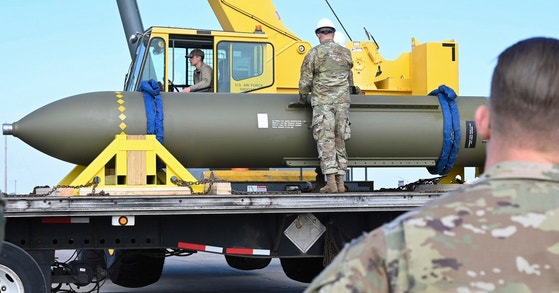 米空軍がＡＰ通信社を通じて２０２３年５月２日（現地時間）に配布した資料写真で、米ミズーリ州ホワイトマン空軍基地で空軍兵士が「バンカーバスター」（ＧＢＵ－５７）を運用する場面。　［米空軍提供　ＡＰ＝聯合ニュース］
