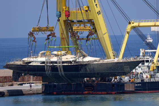 ベイジアン号引き揚げの様子。［写真　ＡＦＰ＝聯合ニュース］