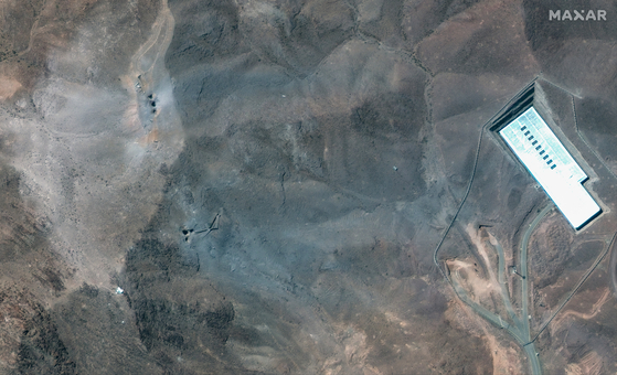 ２２日（現地時間）、イラン・ゴム州の山岳地帯に位置するイランのフォルド核施設に米国のバンカーバスター爆弾による穴が残る場面を撮影した米社マクサー・テクノロジーズの衛星写真　［ＥＰＡ＝聯合ニュース］