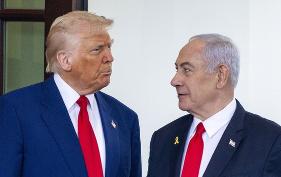 米国のトランプ大統領（左）、イスラエルのネタニヤフ首相　［ＥＰＡ＝聯合ニュース］