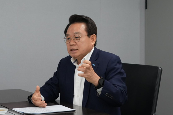 韓国海洋振興公社の安炳吉社長が１２日に公社ソウル事務所で中央日報とインタビューしている。［写真　韓国海洋振興公社］