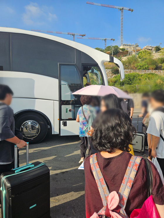 外交部はイスラエル滞在の韓国国民と米国籍の同胞の計４５人が陸路でエジプトに退避したと２３日、明らかにした。写真はバスに乗る前の現地国民。　外交部