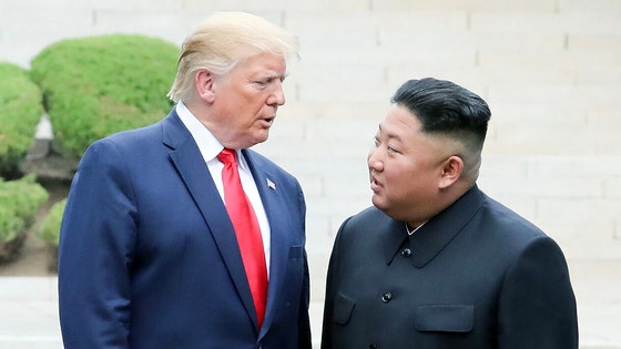 ２０１９年６月、板門店（パンムンジョム）軍事境界線の北側地域で会って挨拶をした後、南側地域に移動する米国のドナルド・トランプ大統領と北朝鮮の金正恩（キム・ジョンウン）国務委員長。［写真　聯合ニュース］
