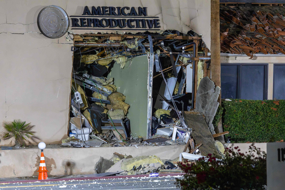５月１７日（現地時間）、車両爆発によって破損したカリフォルニア・パームスプリングスの不妊治療クリニック。［写真　ＡＦＰ＝聯合ニュース］