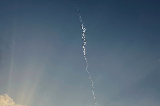 ２４日（現地時間）、イランが発射したミサイルがイスラエルの空中防御システムで迎撃され、煙が出ている。　［ＡＰ＝聯合ニュース］