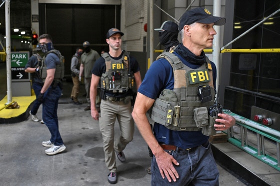 米連邦捜査局（ＦＢＩ）要員が１６日（現地時間）、米国イリノイ州シカゴで連邦移民取り締まりを実施している。［写真　ロイター＝聯合ニュース］