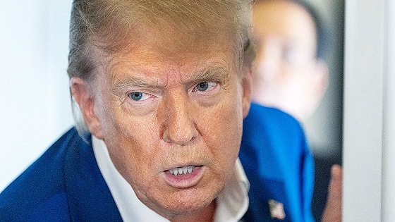 トランプ米国大統領が２４日、専用機に乗り込む前に記者らと話している。［写真　ＡＰ＝聯合ニュース］