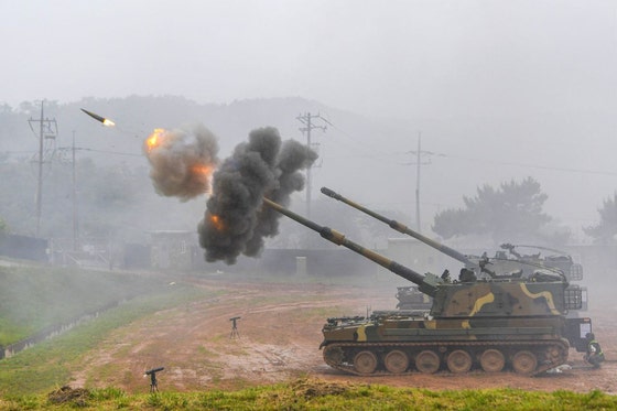 海兵隊が２５日、西海でＫ－９自走砲射撃訓練を実施した。西北島嶼防衛司令部はこの日、射撃は四半期ごとに実施する定例的・通常的性格の訓練であり、海兵隊第６旅団と延坪部隊がＫ－９自走砲で海上に約２００発を射撃したと明らかにした。　［写真　海兵隊］
