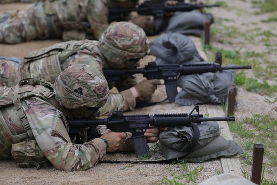 在韓米軍の将兵が小銃で射撃をしている。［写真　聯合ニュース］
