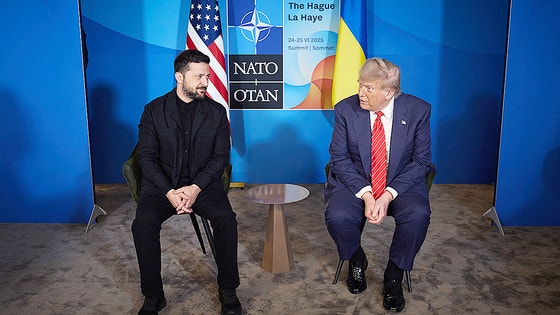 ２５日（現地時間）、オランダ・ハーグで首脳会談をしたトランプ米大統領（右）とウクライナのゼレンスキー大統領　［ロイター＝聯合ニュース］