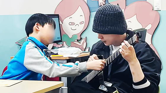 グループＢＴＳ（防弾少年団）のメンバーＳＵＧＡ（シュガ）が社会服務要員として代替服務をしながらセブランス病院を訪れて才能寄付のボランティア活動をした。［ユーチューブ（ＹｏｕＴｕｂｅ）チャンネル「セブランス」　キャプチャー］