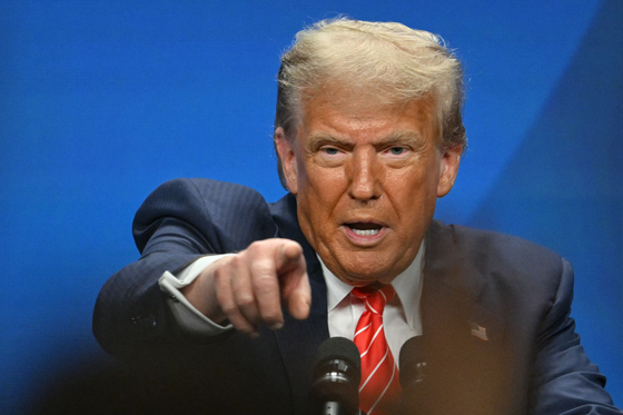 米国のドナルド・トランプ大統領が２５日（現地時間）、オランダ・ハーグで開かれた北大西洋条約機構（ＮＡＴＯ）首脳会議で記者会見をしながら質問をする記者を指している。［写真　ＡＦＰ＝聯合ニュース］