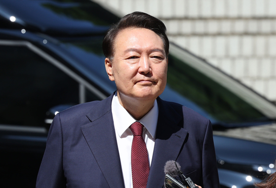 ２３日、ソウル中央地裁で開かれた内乱首謀容疑・職権乱用権利行使妨害容疑事件の８次公判に出席した尹錫悦（ユン・ソクヨル）前大統領。　［写真　共同取材団］