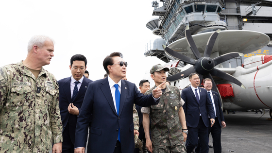 昨年６月２５日、尹錫悦大統領が釜山海軍作戦基地に停泊中の米空母「セオドア・ルーズベルト」を訪問し、第９空母打撃群のクリストファー・アレクサンダー団長、ヤン・ヨンモ海軍参謀総長とともにルーズベルト艦の飛行甲板を視察している。［写真　大統領室］