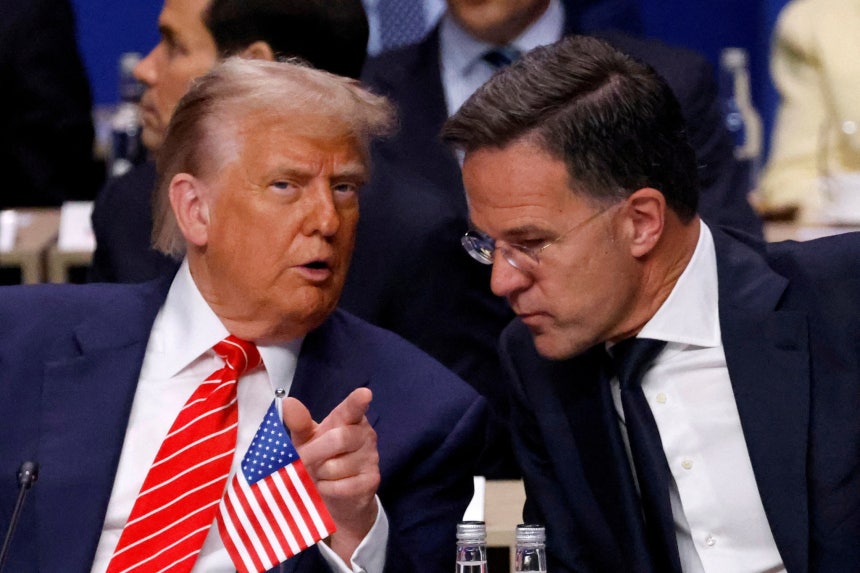２５日（現地時間）、オランダ・ハーグで開かれたＮＡＴＯ首脳会議総会で対話するトランプ米大統領（左）とＮＡＴＯのルッテ事務総長　［ロイター＝聯合ニュース］
