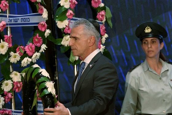 ２０２４年５月１３日、イスラエル・エルサレムのヘルツルの丘で献花するモサドのダビッド・バルネア長官。［写真　ＡＰ＝聯合ニュース］