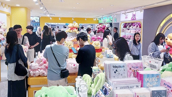 ２１日、ＭＩＮＩＳＯ江南（カンナム）店でショッピングをする客の様子。ＭＩＮＩＳＯは「中国版ＤＡＩＳＯ」と呼ばれている。キム・ギョンミ記者