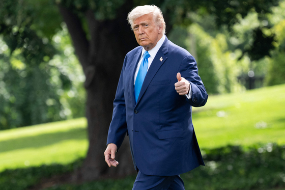 トランプ米大統領が６日、専用機に向かって歩きながら親指を立てている。［写真　ＡＦＰ＝聯合ニュース］