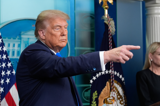 ドナルド・トランプ米大統領が２７日（現地時間）、米ワシントンＤＣのホワイトハウスで連邦最高裁判所の出生市民権禁止関連判決後、記者会見を行っている。［写真　ＥＰＡ＝聯合ニュース］