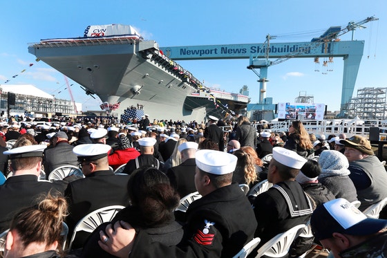 ２０１９年、米バージニア州ニューポートニューズ造船所で開かれた米海軍の空母ＵＳＳジョン・Ｆ・ケネディ進水式の様子。［写真　ＡＰ＝聯合ニュース］