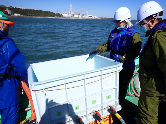 福島原発近海で放射能調査を実施する各国専門家。［写真　日本原子力規制委員会、ＡＦＰ＝聯合ニュース］