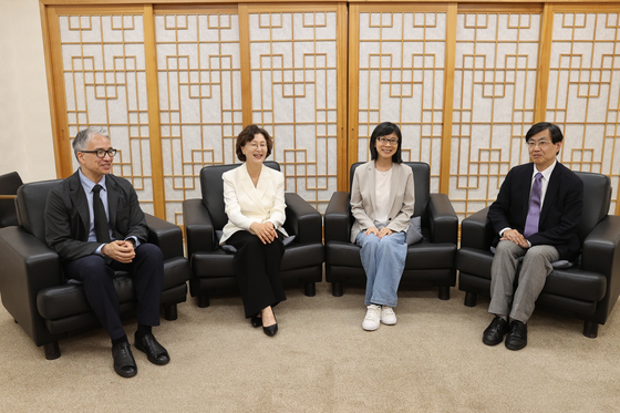 左から米国ハーバード大学のユキオ・リピット教授、韓国学中央研究院のパク・ジョンヘ教授、台湾国立古宮博物館の余佩瑾副院長、東京大学東洋文化研究所の板倉聖哲教授。［写真　韓国国立古宮博物館］
