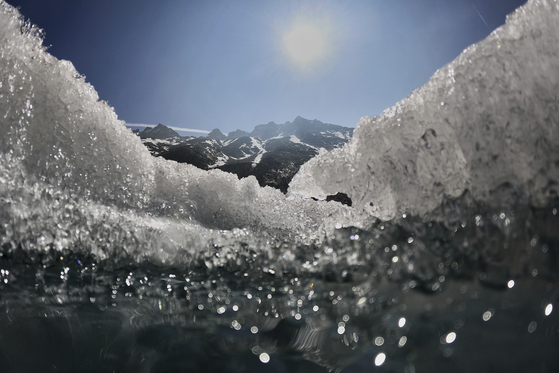スイス・ゴムス付近の氷河の上に太陽が照りつける様子。［写真　ＡＰ＝聯合ニュース］