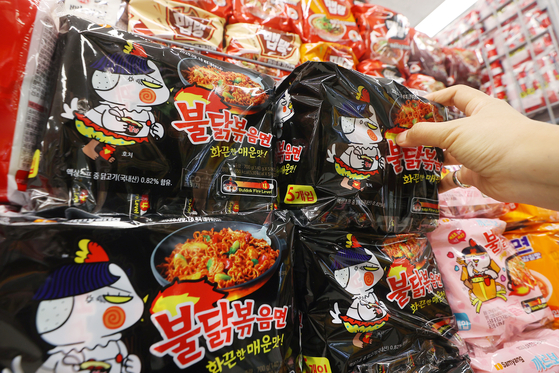  ソウルの大型マートに陳列された三養食品の製品。［写真　聯合ニュース］