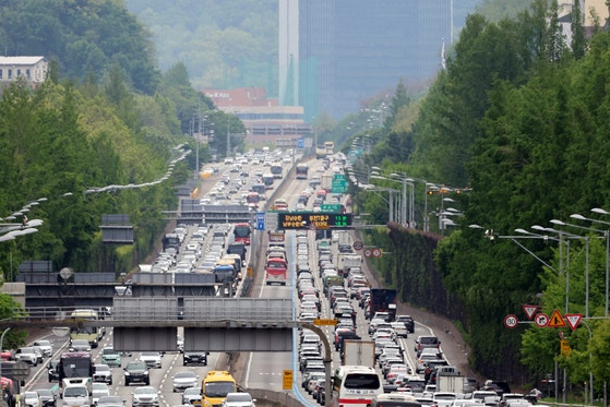 昨年５月６日こどもの日の連休最終日、ソウル蚕院（チャムウォン）ＩＣ付近の京釜（キョンブ）高速道路が渋滞して車両が徐行している。［写真　ニュース１］