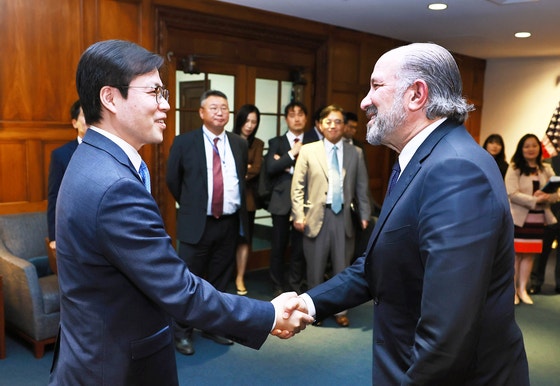 ２３日（現地時間）、米ワシントン商務省会議室でラトニック米商務長官と握手する呂翰九（ヨ・ハング）産業通商資源部通商交渉本部長　［ニュース１］