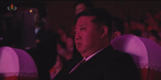   ロシア派兵北朝鮮軍の姿を見て涙ぐみながら話す金正恩国務委員長　［朝鮮中央テレビ　キャプチャー］