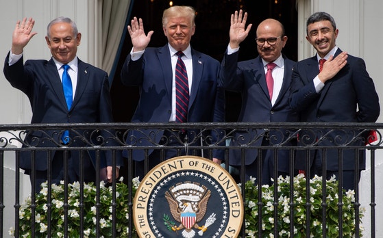 ２０２０年９月、米ワシントンのホワイトハウスバルコニーでイスラエルのネタニヤフ首相（左から）とトランプ米大統領、バーレーンのアル・ザヤーニ外相、アラブ首長国連邦のアール・ナヒヤーン外相が国交正常化協定「アブラハム合意」に署名した後、取材陣に手を振っている。　［ＡＦＰ＝聯合ニュース］