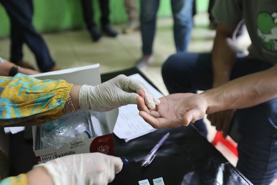 インドネシアのバンダ・アチェでマッサージ店従事者を対象に血液検査を実施している。　［ＥＰＡ＝聯合ニュース］