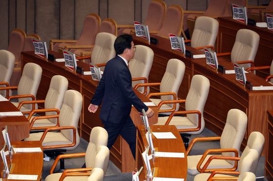 先月２７日の国会本会議場で、宋彦錫（ソン・オンソク）国民の力院内代表が法制司法委員長を選出する議事日程の強行に対して禹元植（ウ・ウォンシク）国会議長に抗議して退場している。　［聯合ニュース］