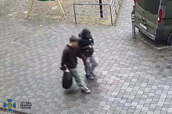 ３月１７歳と１５歳の２人の青少年が西部都市イヴァーノ＝フランキーウシクの汽車駅爆弾テロを準備する様子が監視カメラに捉えられた。彼らが所持していた爆発物が爆発し、１人の少年が死亡した。［写真　ウクライナ保安局］