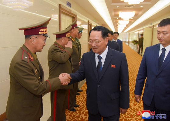 昨年７月、キム・グムチョル金日成軍事総合大学総長を団長とする朝鮮人民軍軍事教育幹部代表団がロシア訪問のため平壌を出発する場面。　［朝鮮中央通信＝聯合ニュース］