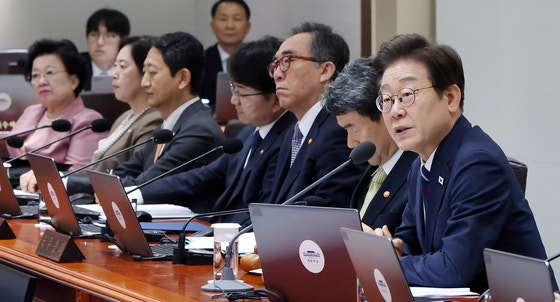 韓国の李在明（イ・ジェミョン）大統領は１日、国務会議で「任命権力である国務委員は選出権力である国会を尊重しなければならない」とし「国民主権」を強調した。［写真　大統領室写真記者団］